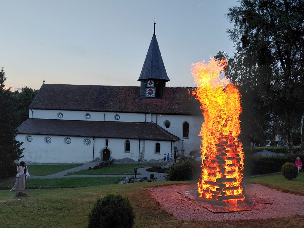 Traditionelles Sonnwendfeuer
